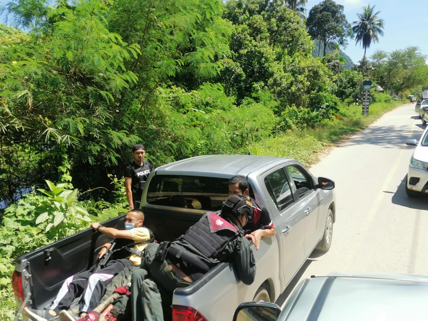 ด่วน! คนร้ายลอบวางระเบิดรถตำรวจบันนังสตา สูญเสีย 2 นาย สาหัสอีก 2
