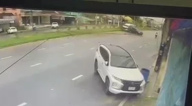 คลิปอุบัติเหตุกระบะเสียหลักพุ่งข้ามเลนชนซ้ำรถตู้บาดเจ็บ