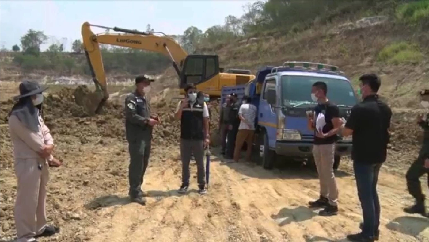 บุกจับบ่อดินเถื่อนรุกล้ำลำเหมืองสาธารณะ