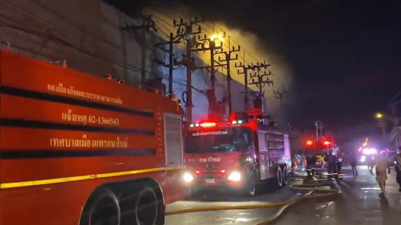 "ไฟไหม้โรงงาน" นิคมบางปู เจ้าหน้าที่ผจญเพลิง ระดมฉีดน้ำ สุดระทึก