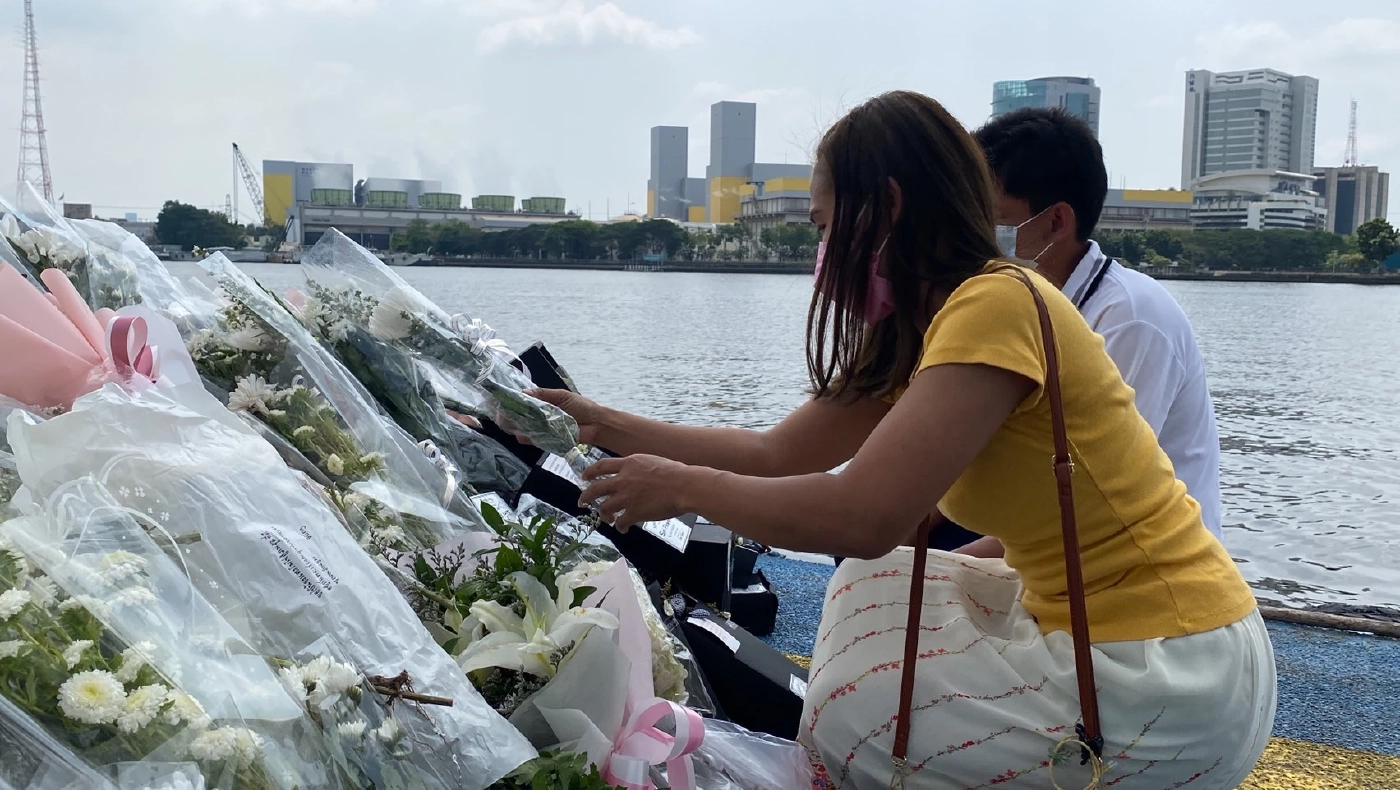 แฟนคลับ "แตงโม นิดา" ยังคงมาวางดอกไม้ขาวอาลัยดาราสาว ที่โป๊ะท่าเรือพิบูลสงครามอย่างต่อเนื่อง