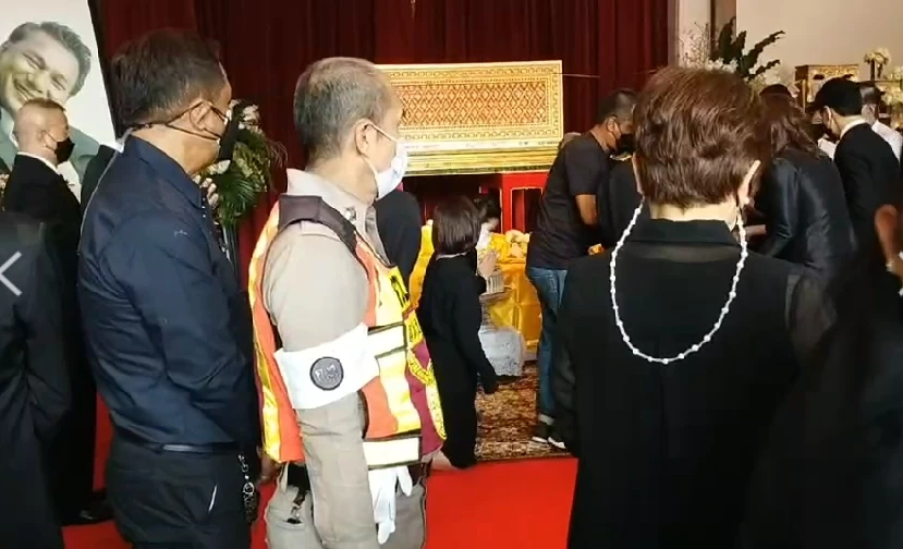 เคลื่อนย้ายร่าง "สรพงศ์ ชาตรี" ออกจากโรงพยาบาล ไปยัง ศาลากลางน้ำ วัดเทพศิรินทร์ เพื่อทำพิธีรดน้ำศพ