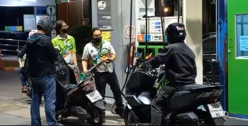 รีบตุนก่อน ชาวบ้านแห่นำรถมาเติมน้ำมันคิวแน่นปั๊ม ก่อนปรับขึ้นพรุ่งนี้