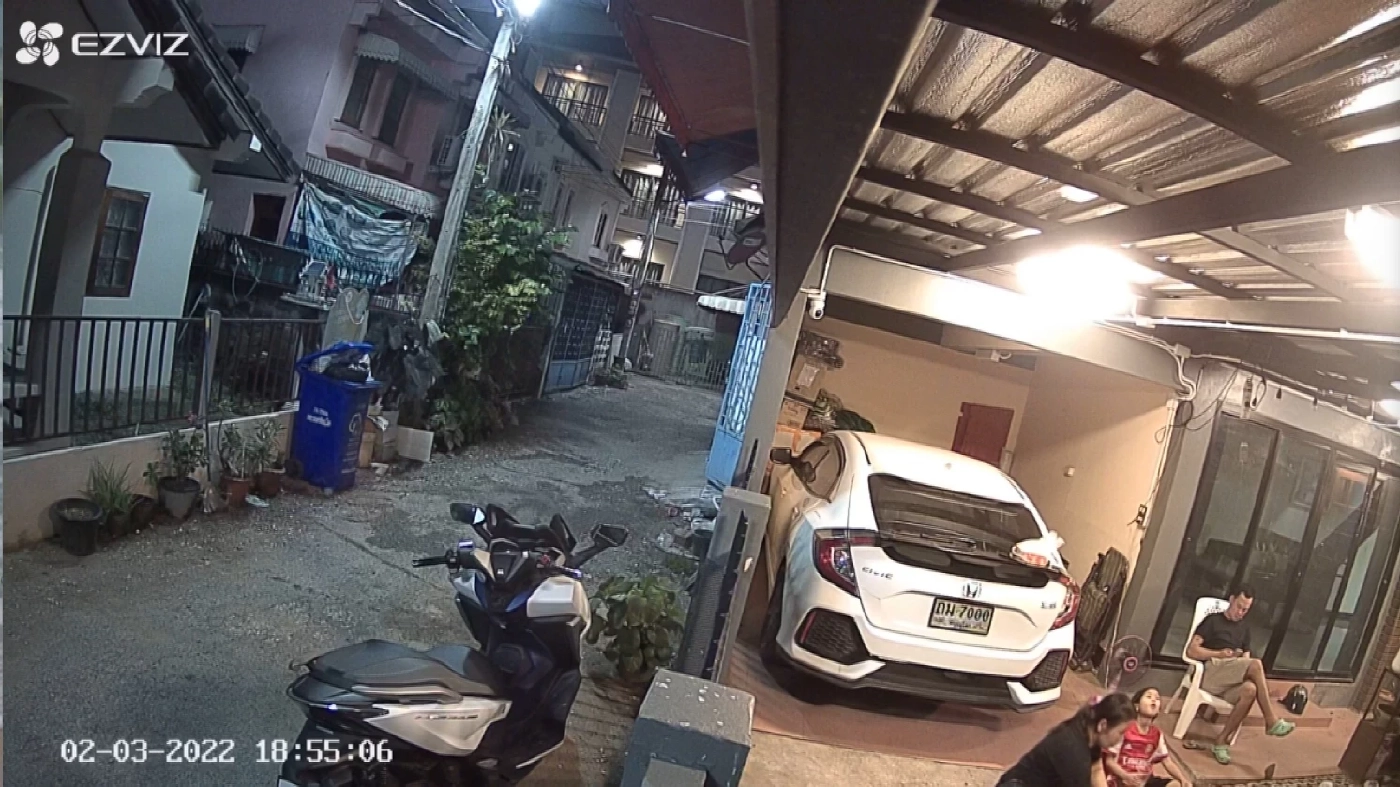 หอบลูกหนีตายไฟไหม้รถเก๋งลามเข้าบ้านพัก