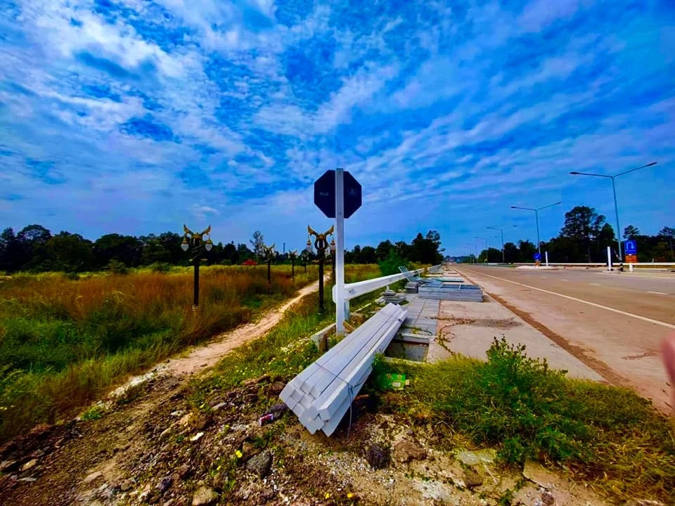 ภาพเสาไฟส่องสว่างสุดประหลาดที่ จ.มุกดาหาร