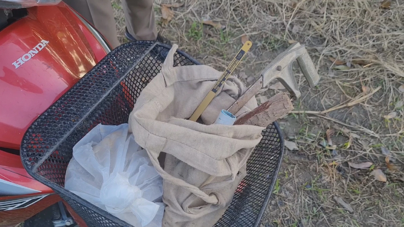 รวบ 2 หนุ่มลักเสาไฟโซลาร์เซลล์ คาหนังคาเขา อ้างแค่มาตัดหญ้าให้วัว