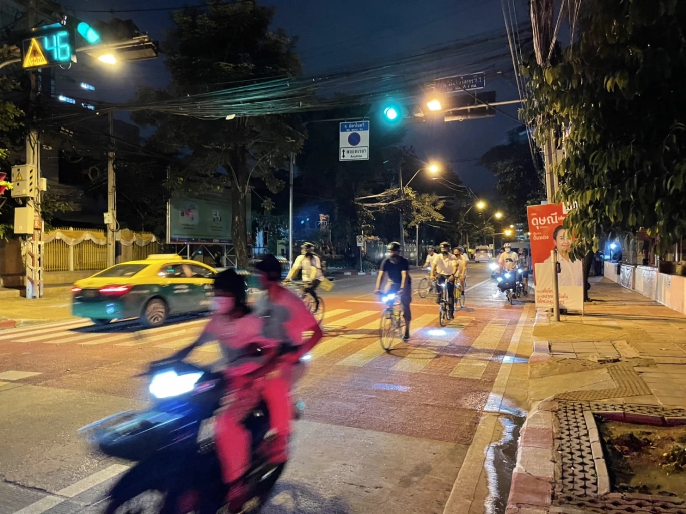 สมัครผู้ว่าฯ กทม.วันแรก "ชัชชาติ" ปั่นจักรยานมาคนแรก บรรดากองเชียร์คึกคัก