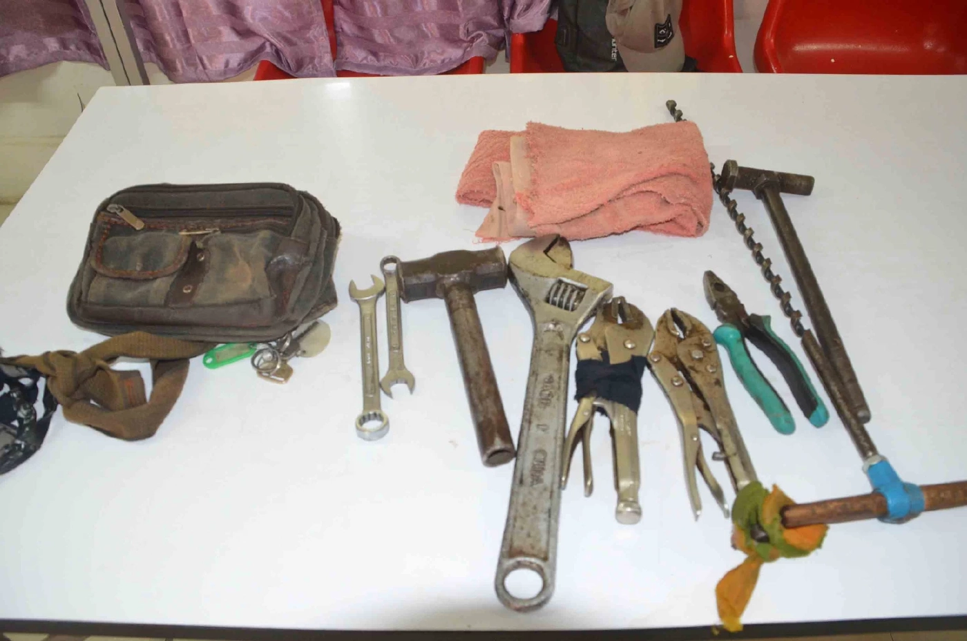 ตร.จับโจรแสบตระเวนขโมยดูดน้ำมันรถราคาแพงขายถูกหาเงินเสพยา