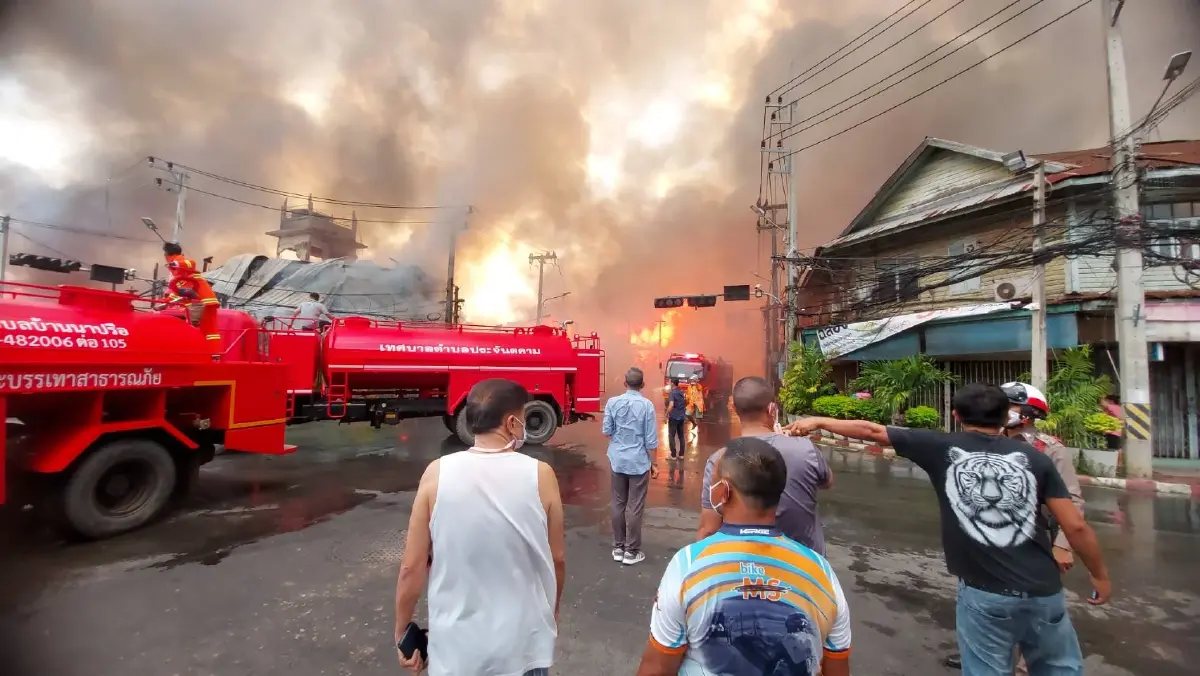 ระทึก! ไฟไหม้ย่านธุรกิจเก่าแก่ 100 ปี กลางเมืองปราจีนบุรี เสียหายวอด 30 คูหา