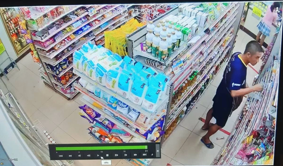 คนร้ายฉวยโอกาสหยิบช็อคโกแลต 14 ชิ้น ใส่ย่ามหลบหนี