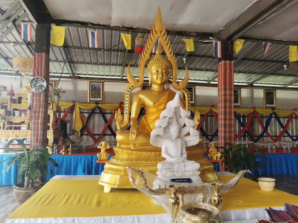 แฟนคลับถวายพระประธานวัดและมอบทุนการศึกษา ร.ร.ร่วมทำบุญวันเกิดให้ “ลิซ่า”