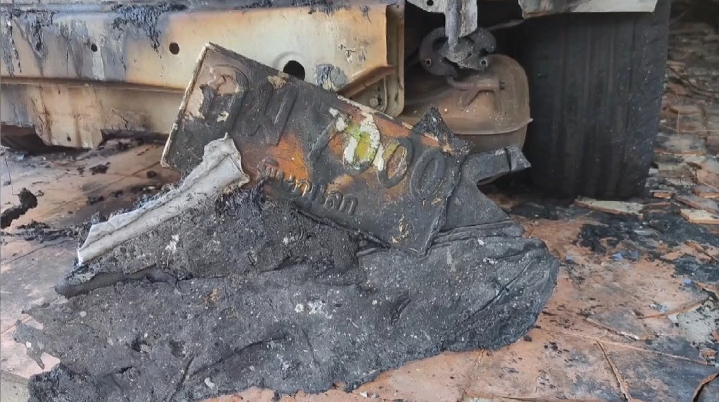 หอบลูกหนีตายไฟไหม้รถเก๋งลามเข้าบ้านพัก