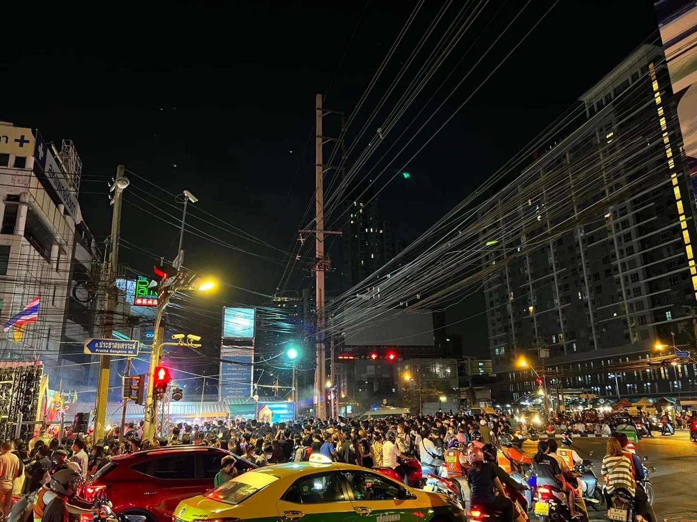 ภาพ ปชช. จำนวนมากมาไหว้ พระราหู ที่ศาลพระพิฆเนศ สี่แยกห้วยขวาง 