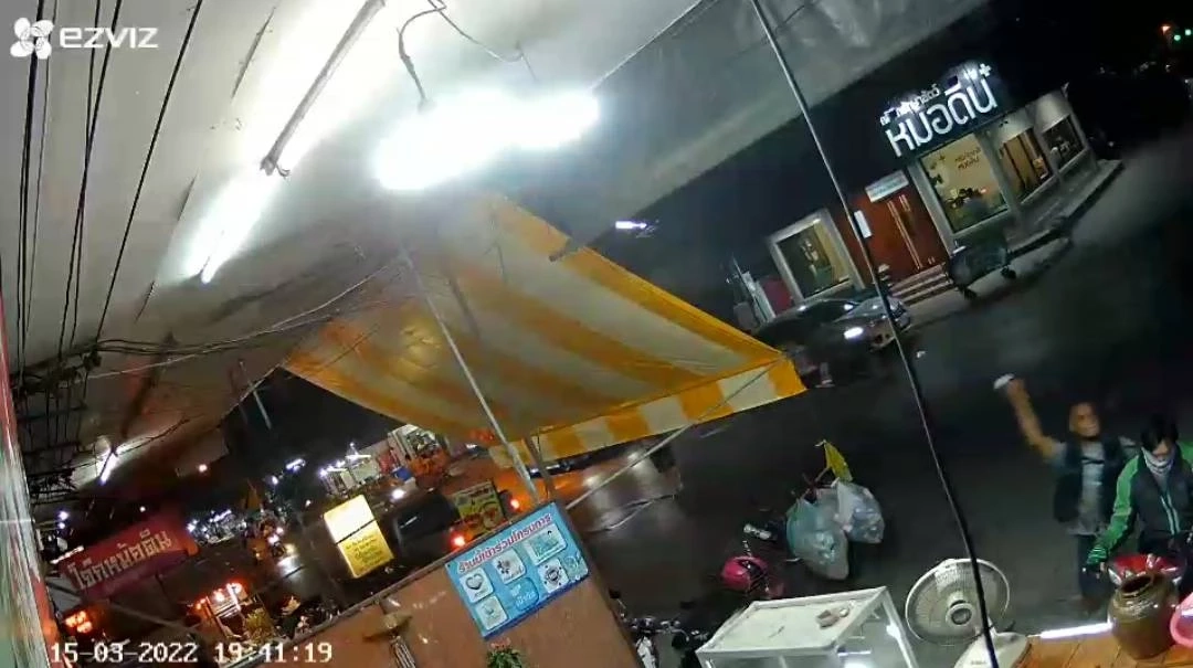 สุดซวยไรเดอร์หนุ่ม  โดนคนสติไม่ดีเอาขวดตีหัว