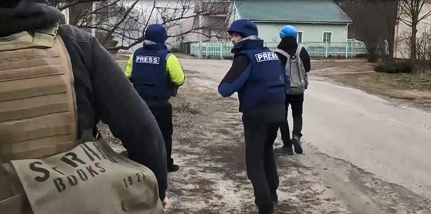 ล้มลุกคลุกคลานก่อนตั้งหลักหนีไปตามเส้นทางที่ชาวเมืองอพยพ