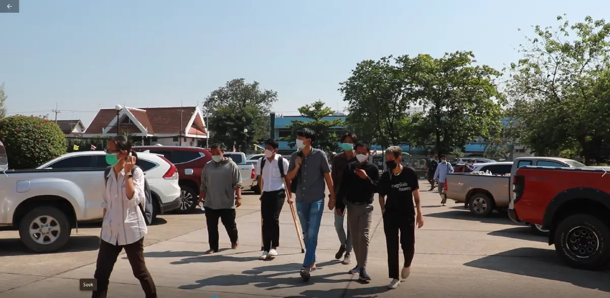 “ไผ่ ดาวดิน”ให้กำลังใจหลังอัยการสั่งฟ้องแกนนำชุมนุมหน้า สภ.ย่อย มข.