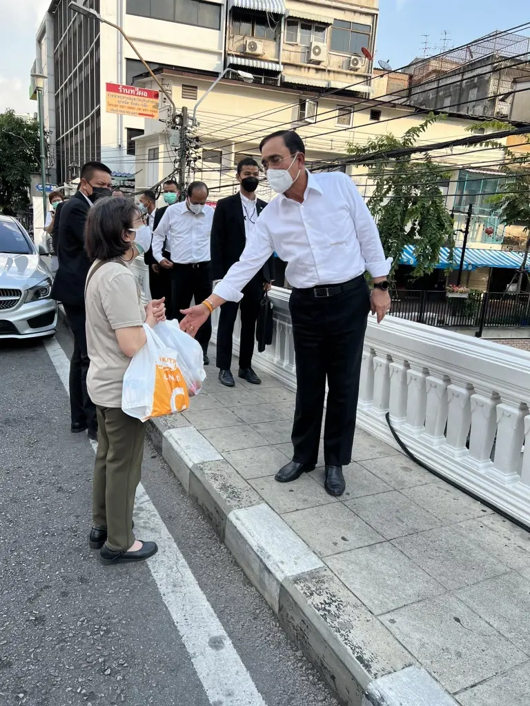 "บิ๊กตู่"เยือนคลองโอ่งอ่างพบผู้ประกอบการ-ฟังปัญหาปชช.