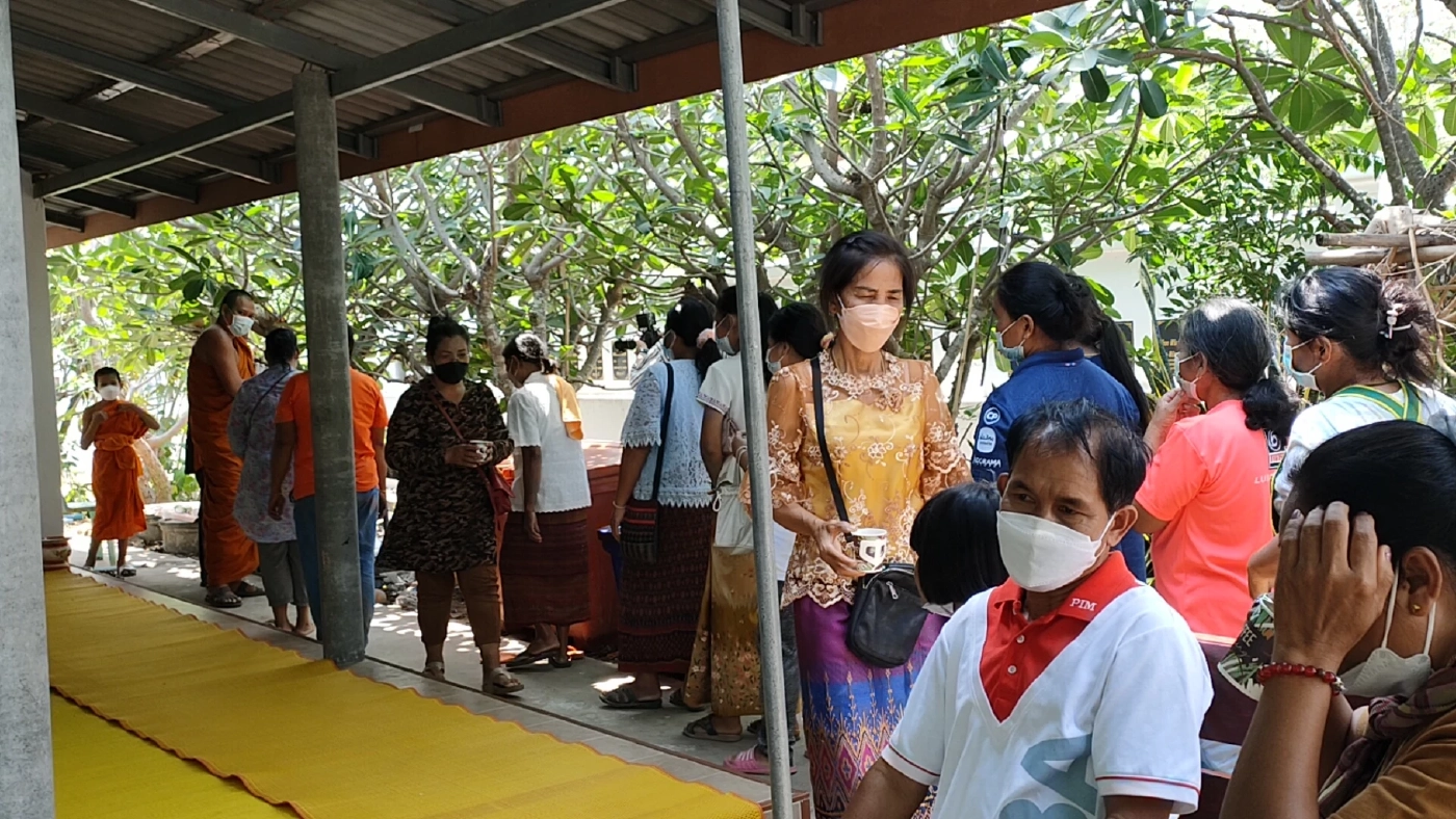 อารมณ์ดีกันทั้งวัด! เจ้าอาวาสต้มน้ำกัญชาแจกทั้งพระ-โยมในงานเทศมหาชาติ