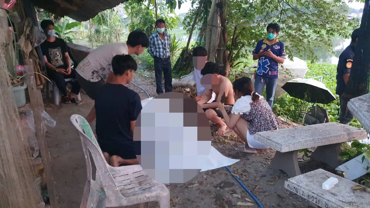 5 วัยรุ่นพายเรือเล่นในหนองน้ำล่มดับ 1 ราย