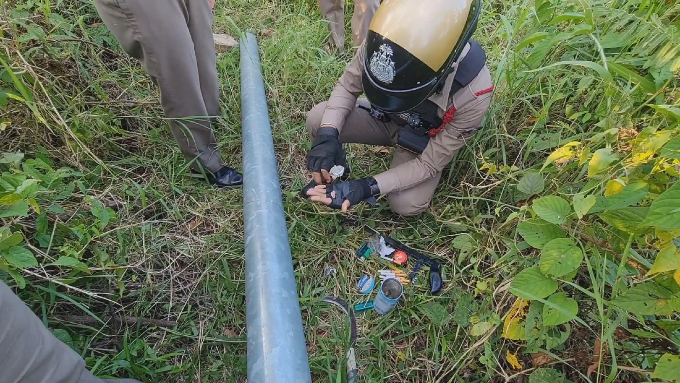 รวบ 2 หนุ่มลักเสาไฟโซลาร์เซลล์ คาหนังคาเขา อ้างแค่มาตัดหญ้าให้วัว