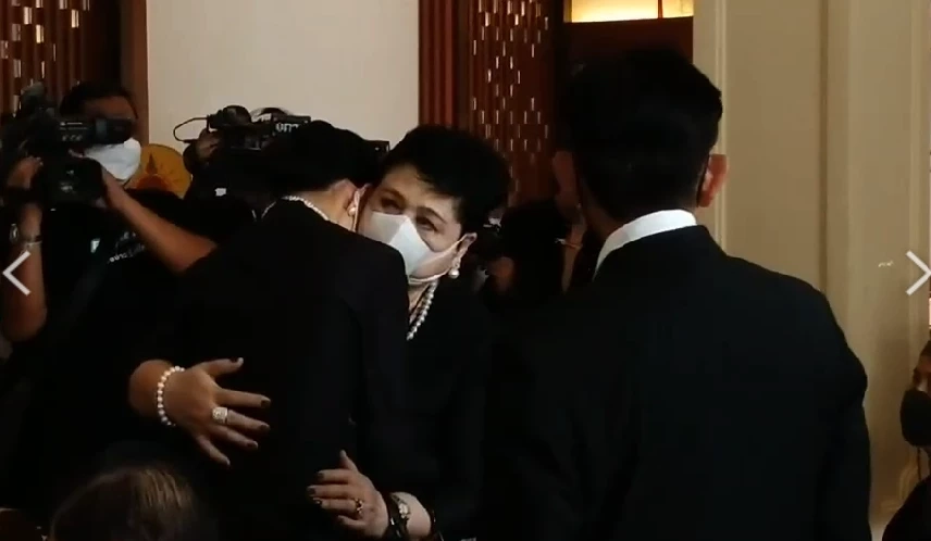 เคลื่อนย้ายร่าง "สรพงศ์ ชาตรี" ออกจากโรงพยาบาล ไปยัง ศาลากลางน้ำ วัดเทพศิรินทร์ เพื่อทำพิธีรดน้ำศพ