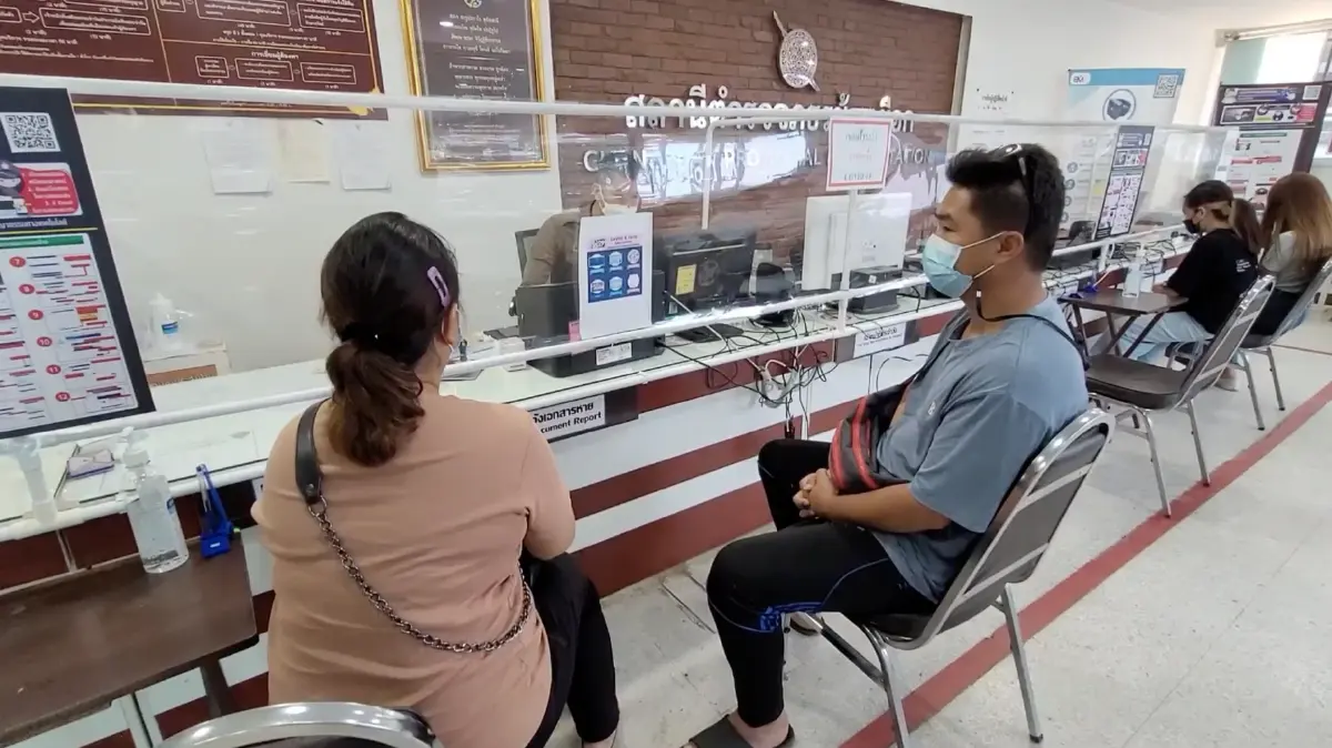 หนุ่มพ่อค้าบีบแตรใส่รถเก๋งเจอคนขับหัวร้อนชักมีดขู่ใส่กลางถนน