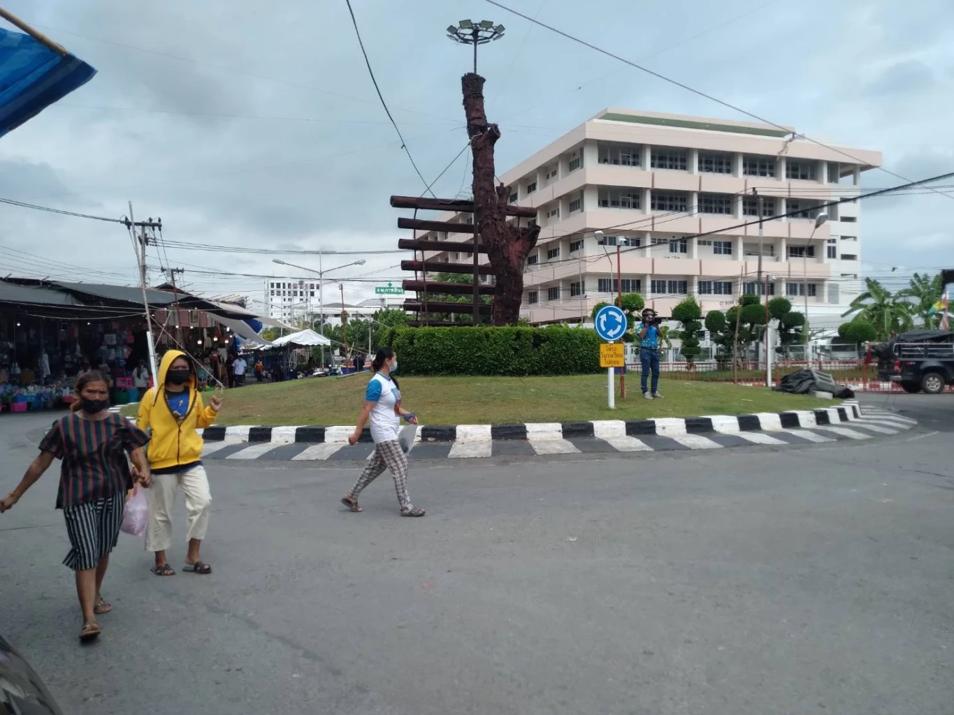 งานกาชาดคืนสุดท้ายเดือดโจ๋ยกพวกตีกันปาระเบิดหน้าโรงพักสาหัส 1