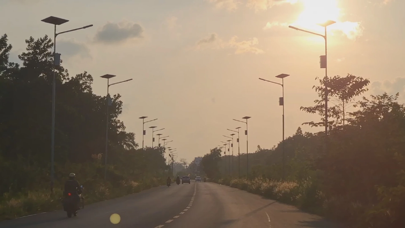 รวบ 2 หนุ่มลักเสาไฟโซลาร์เซลล์ คาหนังคาเขา อ้างแค่มาตัดหญ้าให้วัว