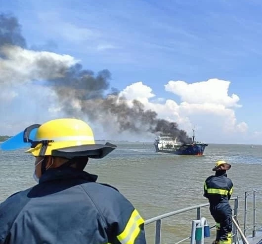 14 ชีวิตระทึก "เรือบรรทุกน้ำมัน" 3 ล้านลิตร ระเบิดกลางเจ้าพระยา ลูกเรือดับ