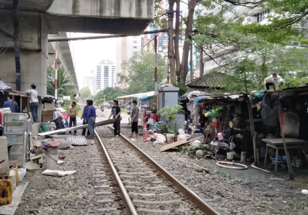 ชุมชนริมทางรถไฟมักกะสัน กำลังประสบปัญหาถูกการรถไฟฟ้องร้อง และไล่ที่ จนไม่มีที่อยู่อาศัย 