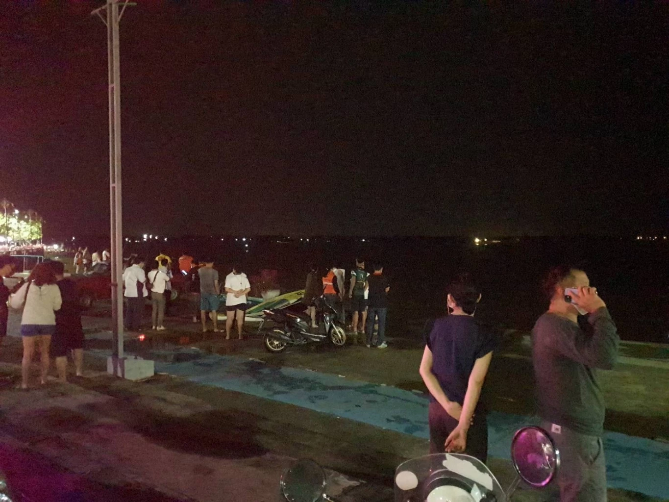 พายุฤดูร้อนพัดนักท่องเที่ยวเล่นเซิร์ฟบอร์ดหวิดดับ