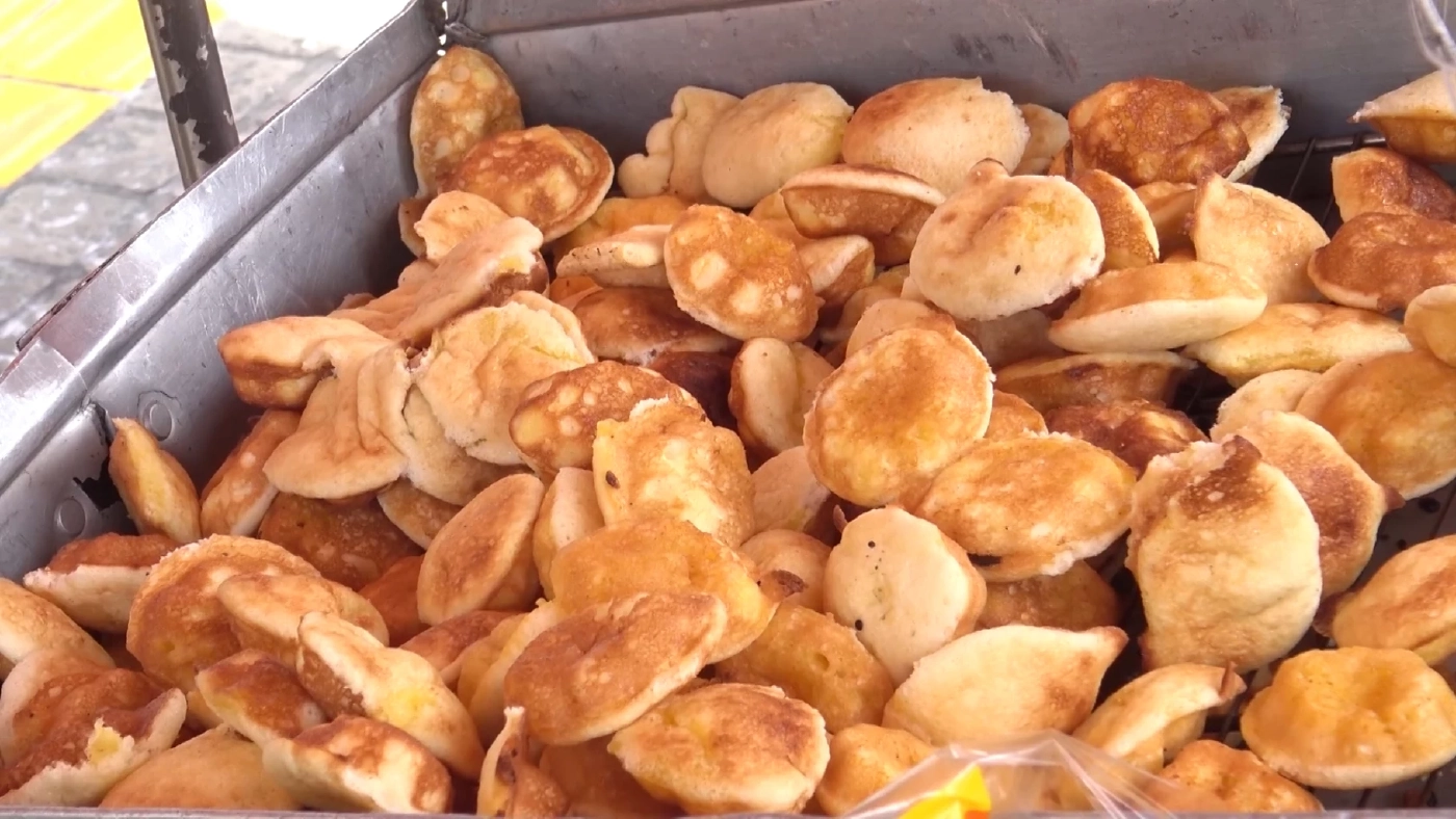 ไม่แคร์ค่าแก๊ส! ขนมไข่ 'เตาถ่าน' ออเดอร์ทะลัก