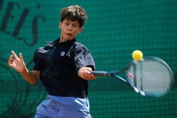 (แม้จะเริ่มฉายแววเด่นตั้งแต่อายุยังน้อย แต่ลุงโทนีไม่เคยปล่อยให้ นาดาล เหลิงไปกับความสำเร็จเล็ก ๆ / ภาพจาก TennisworldUSA)