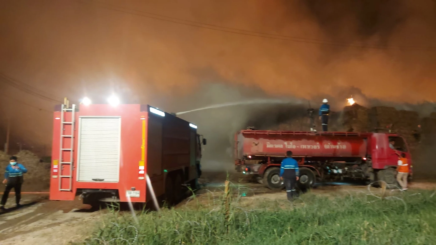 "ไหม้ระทึก" กองอ้อย 3.7 หมื่นตัน จ.สุพรรณบุรี ผู้ว่าฯ สั่งระดม เร่งสกัดเพลิง