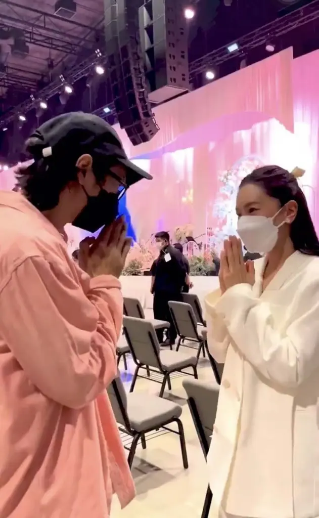 “นุ่น วรนุช” เดินทางเข้าร่วมในพิธีไว้อาลัย “แตงโม นิดา” ในวันนี้
