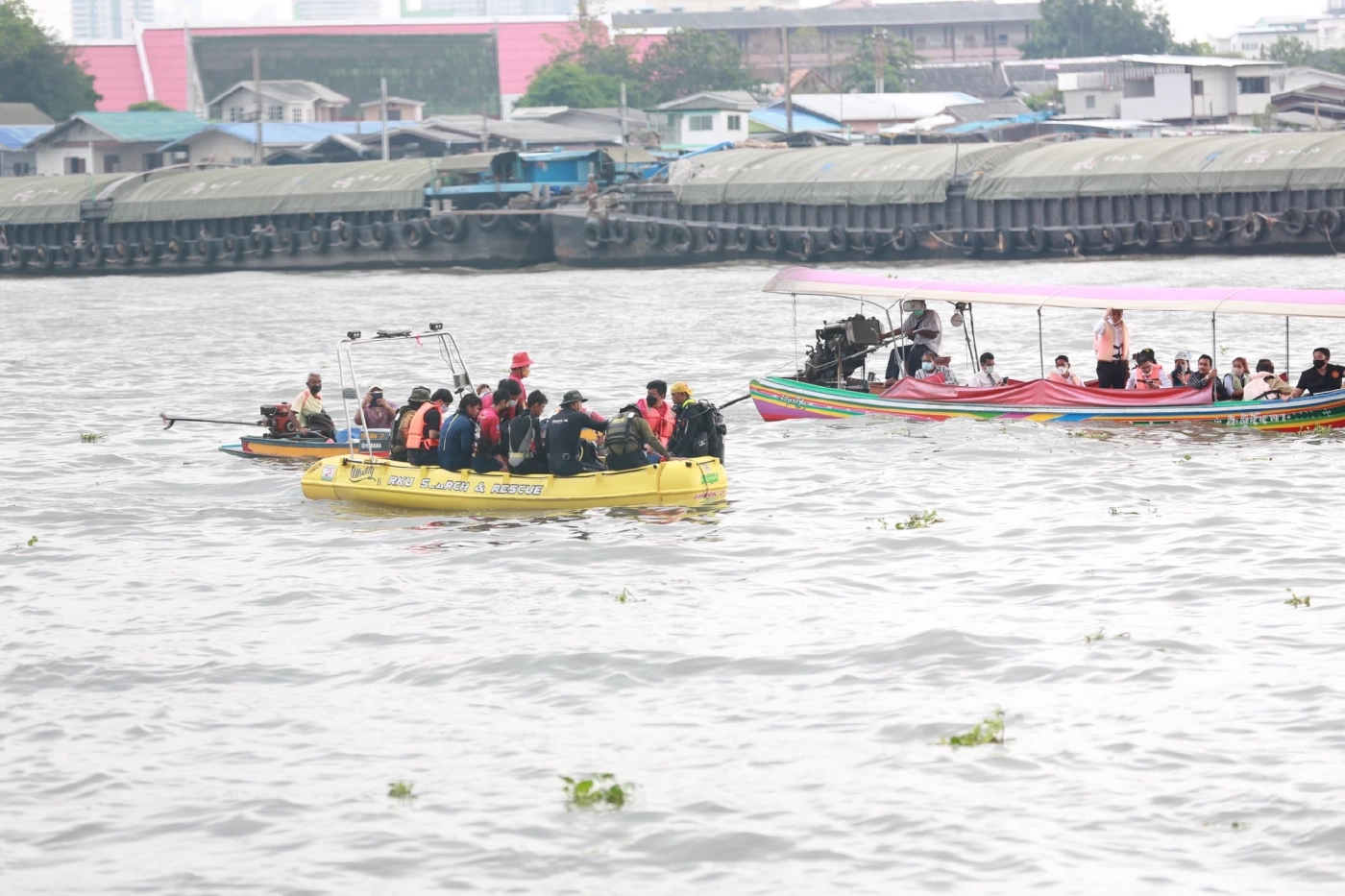 ส.ส.เต้ นำทีมกู้ภัยดำน้ำค้นหากระโปรงสีขาวของแตงโมที่หายไป