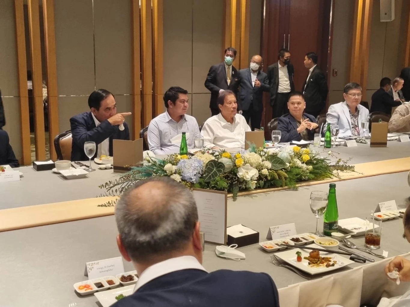 พล.อ.ประยุทธ์  จันทร์โอชา นายกฯ ร่วมพบปะหารือแกนนำพรรคร่วมรัฐบาลขนาดเล็ก กลาง ใหญ่ เป็นไปด้วยความชื่นมื่น ที่สโมสรราชพฤกษ์ 