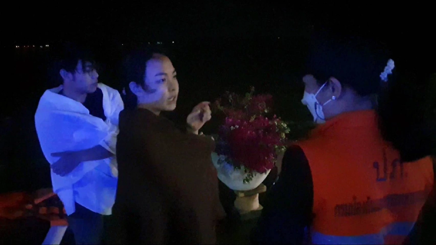 พายุฤดูร้อนพัดนักท่องเที่ยวเล่นเซิร์ฟบอร์ดหวิดดับ