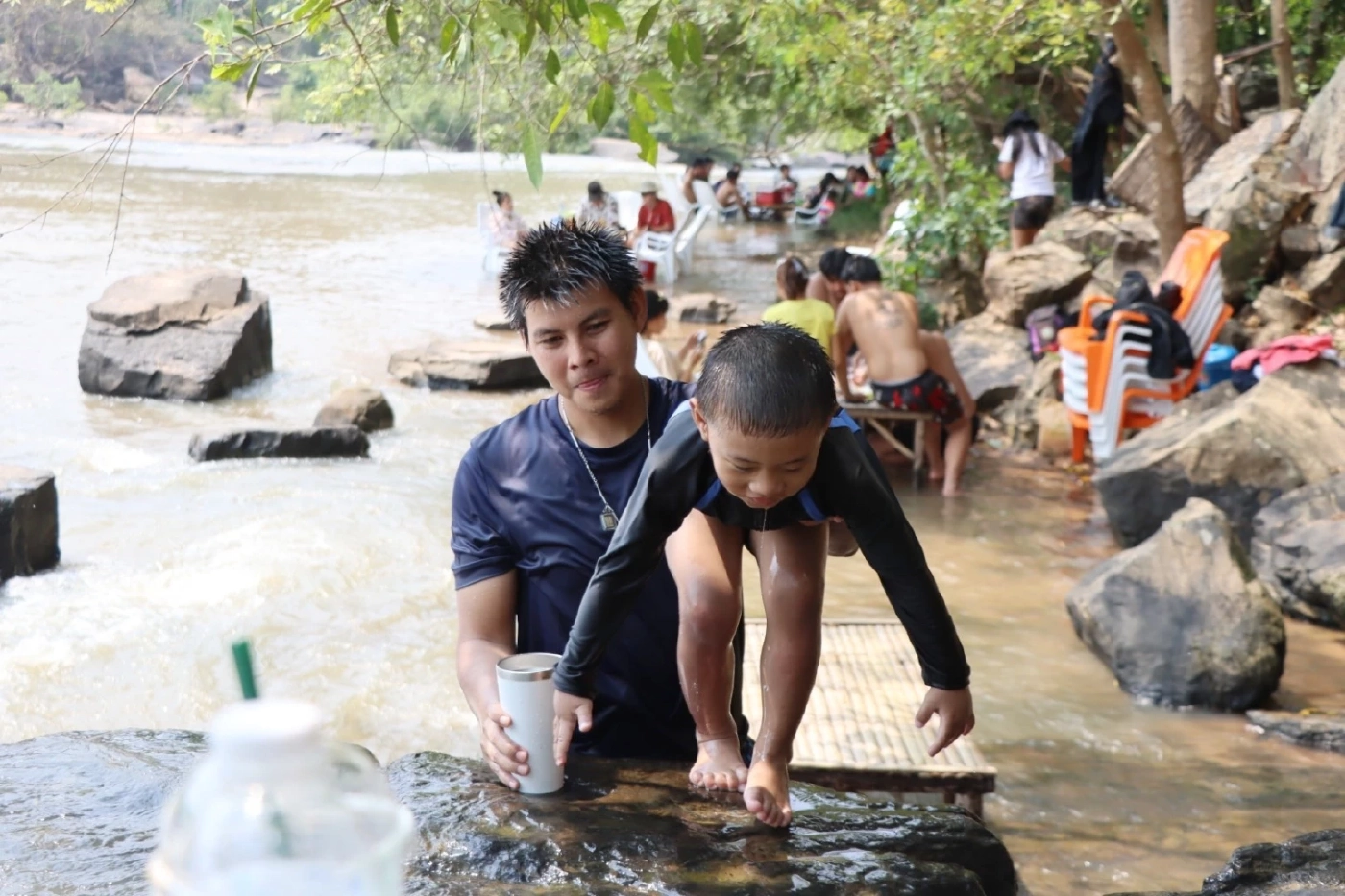 ชาวพิษณุโลกหนีร้อนแห่เล่นน้ำลำน้ำเข็ก-แก่งซาง