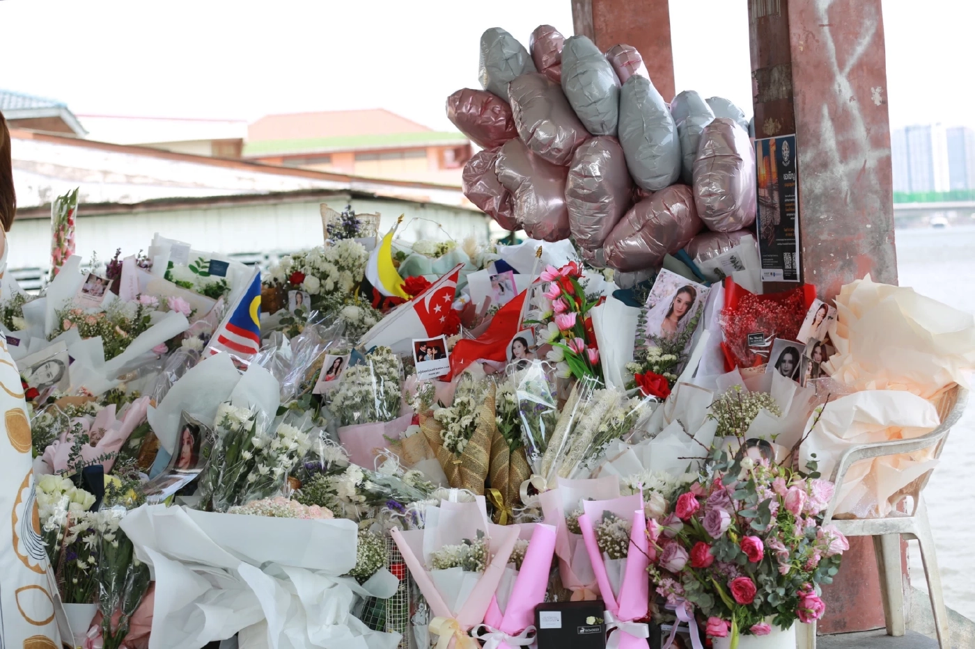 แฟนคลับวางดอกไม้สิ่งของไว้อาลัย "แตงโม นิดา"