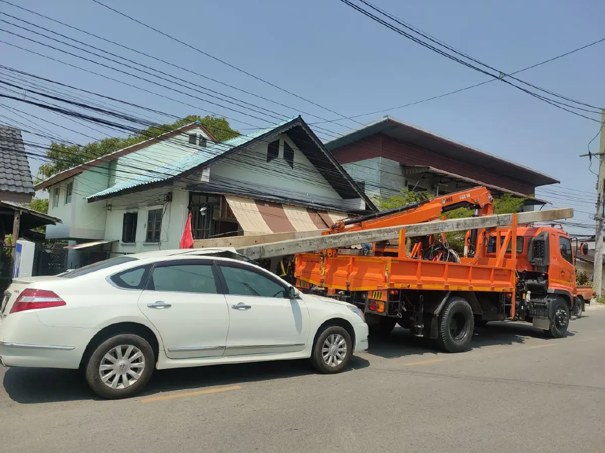 หวาดเสียวเก๋งเสยท้ายรถบรรทุกเสาไฟเสียบทะลุกลางรถ