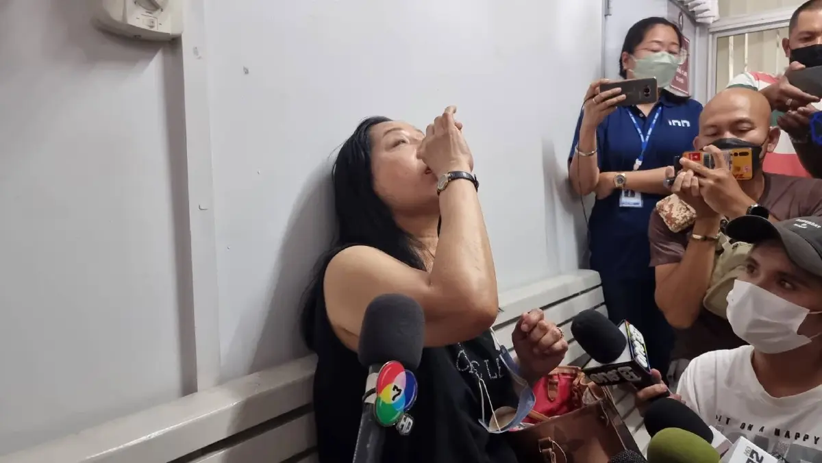 "แม่แตงโม" ลมจับคาโรงพัก ขณะเดินทางเข้าให้ปากคำเพิ่มเติมกับพนักงานสอบสวน
