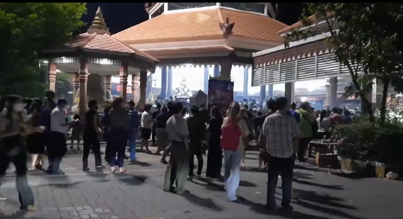 โควิดไม่สน ปชช. แห่ทะลักไหว้พระราหูวันย้ายราศี หวังพ้นเคราะห์ รวย เฮง ปัง