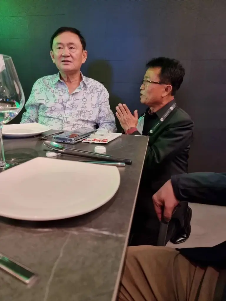 ส.ส.เพื่อไทยดอดพบ “ทักษิณ” ที่สิงคโปร์ นำทีมโดย “เฮียเกรียง-ชูวิทย์ กุ่ย”