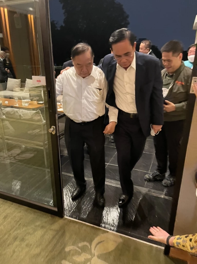 “บิ๊กตู่” โชว์หวานโอบกอด “บิ๊กป้อม” กินข้าว 4 พรรคร่วมชื่นมื่น