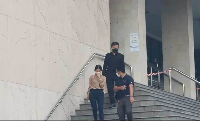 นายอานนท์ นำภา แกนนำกลุ่มราษฎร เดินทางมายังศาลอาญากรุงเทพใต้เพื่อที่ติดกำไล EM