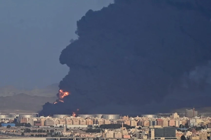 ระทึก! โรงกลั่นน้ำมันใน &quot;ซาอุฯ&quot; ระเบิด คาดฝีมือกลุ่มกบฎฮูตี