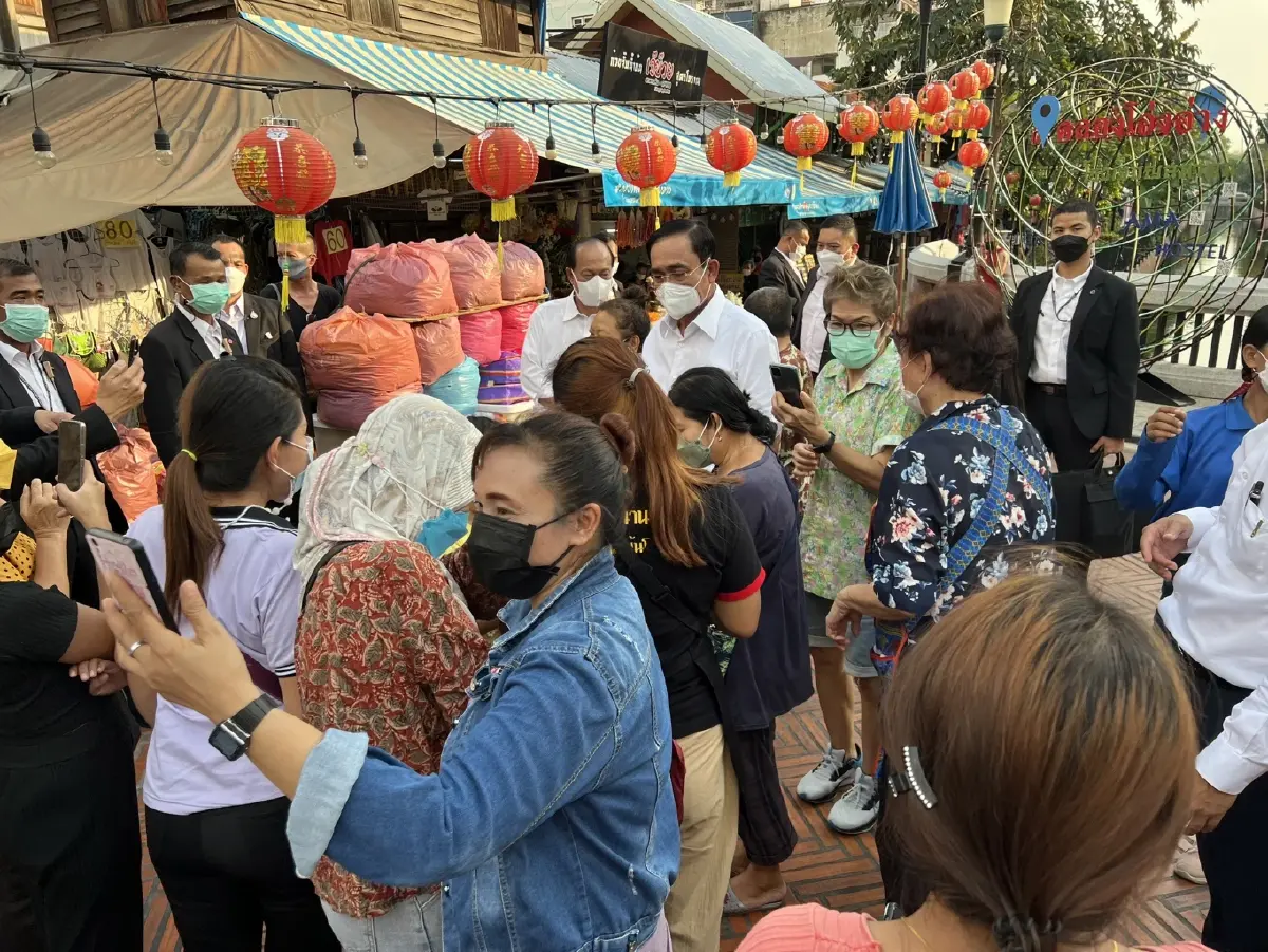 "บิ๊กตู่"เยือนคลองโอ่งอ่างพบผู้ประกอบการ-ฟังปัญหาปชช.