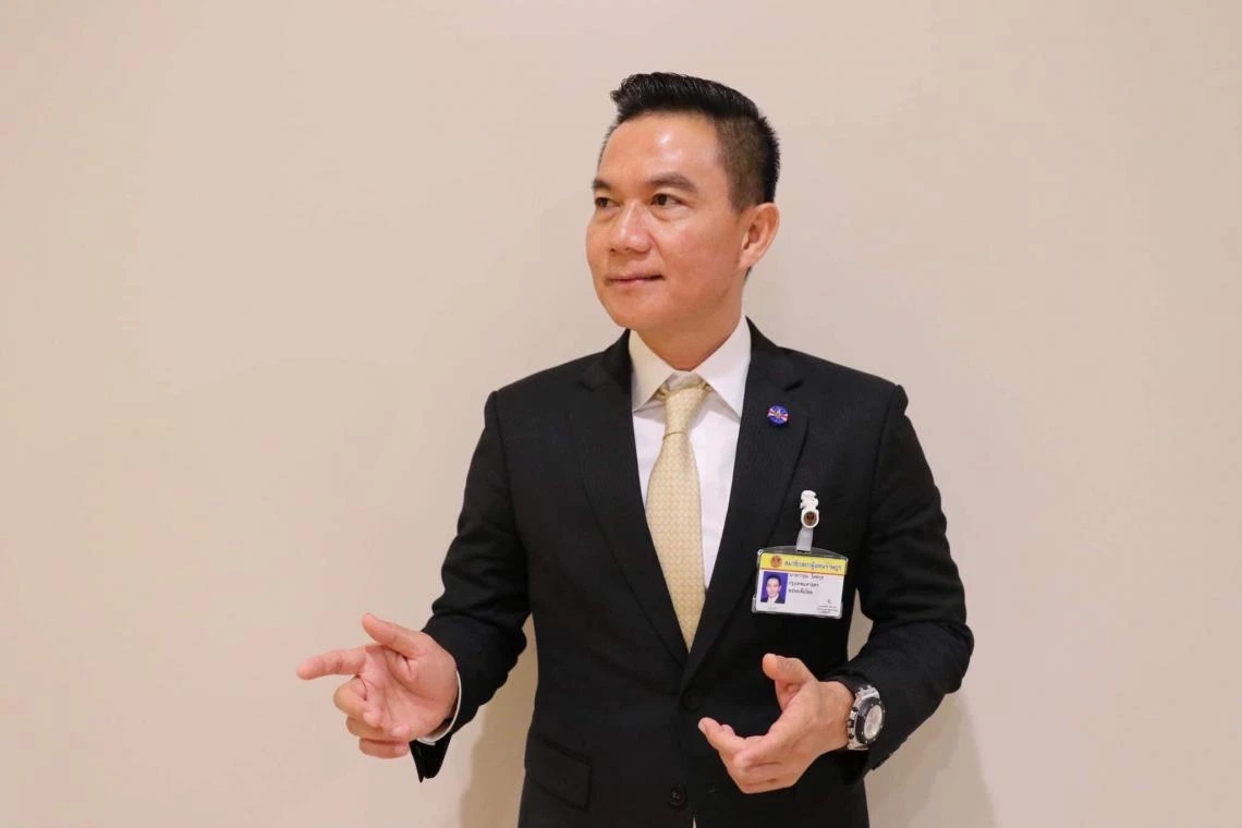 &quot;เก่ง&quot;  การุณ  โหสกุล ที่มีแนวโน้มย้ายเข้าสังกัด พรรคไทยสร้างไทย 