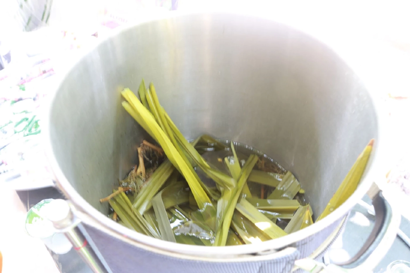 อารมณ์ดีกันทั้งวัด! เจ้าอาวาสต้มน้ำกัญชาแจกทั้งพระ-โยมในงานเทศมหาชาติ